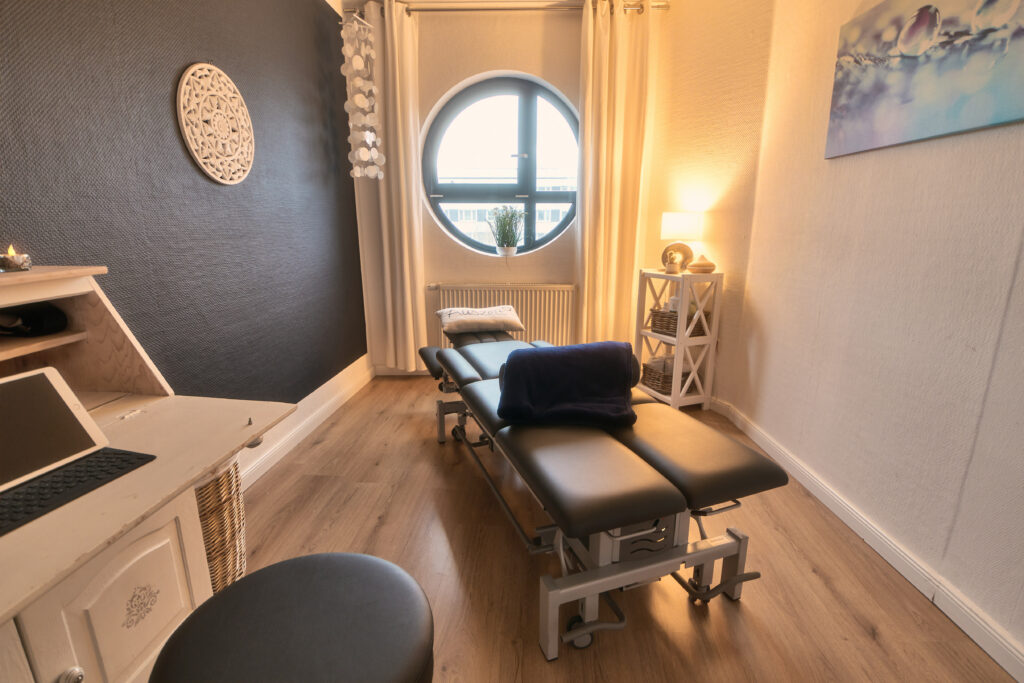 Heller Therapieraum im Therapiezentrum FlowMotion