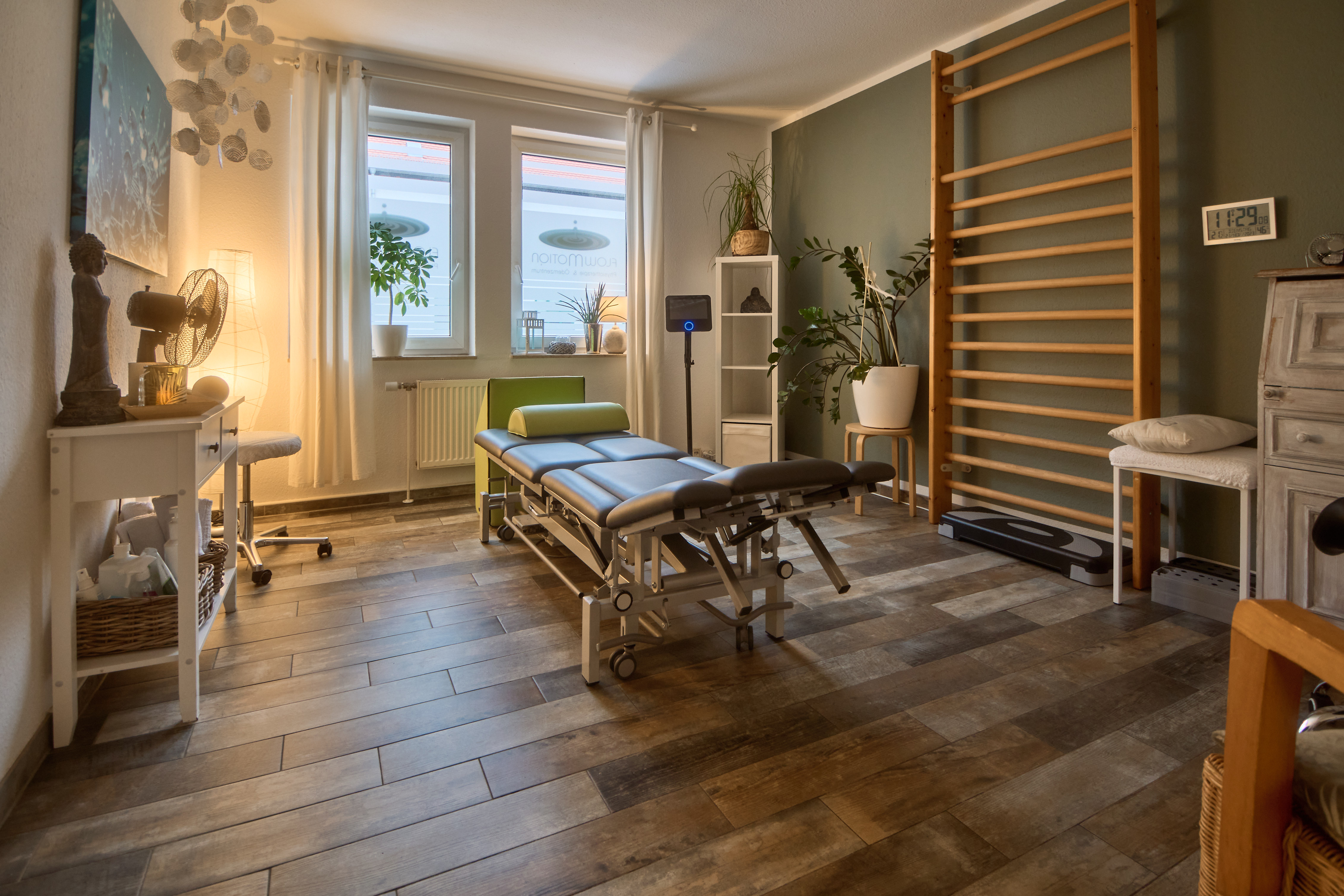 Trainingsraum mit Sprossenwand im Therapiezentrum FlowMotion